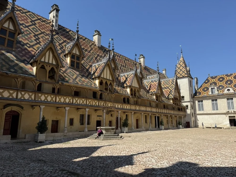 Die Hospices de Beaune mit ihren glasierten Dachziegeln