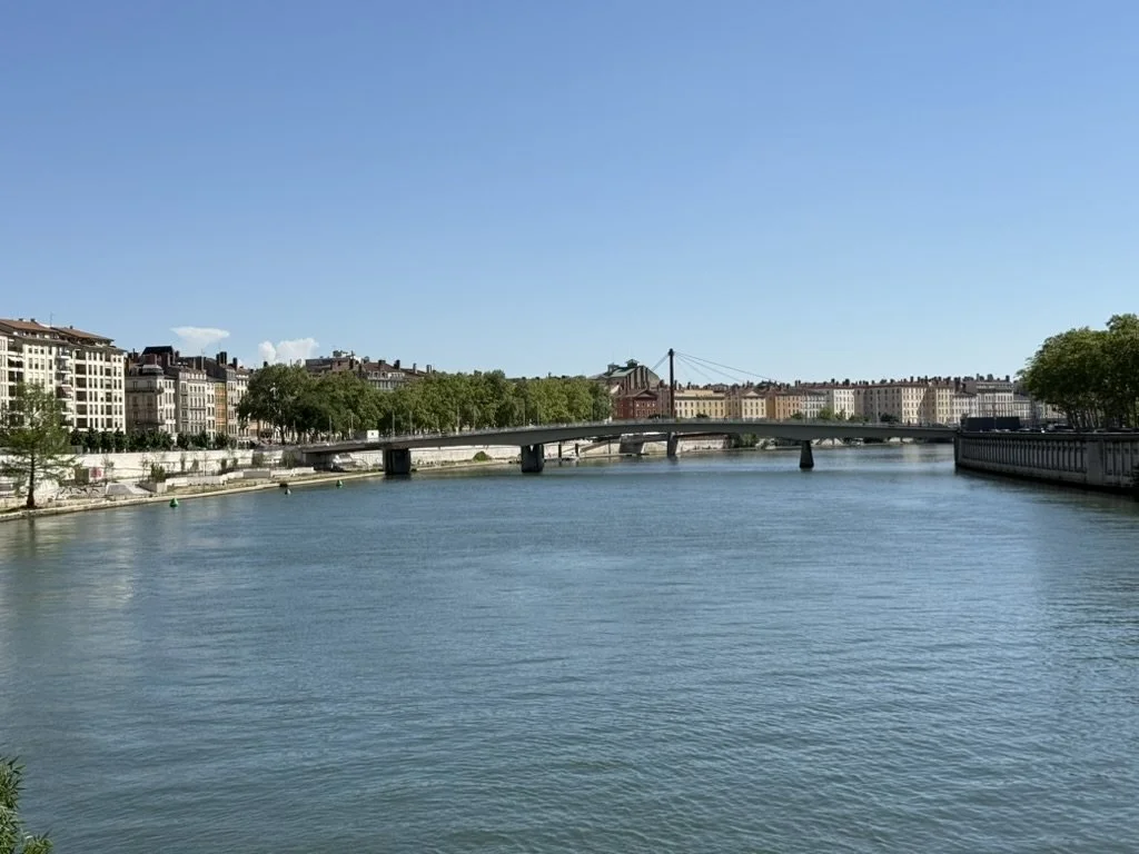 Eine der Brücken über den Fluss