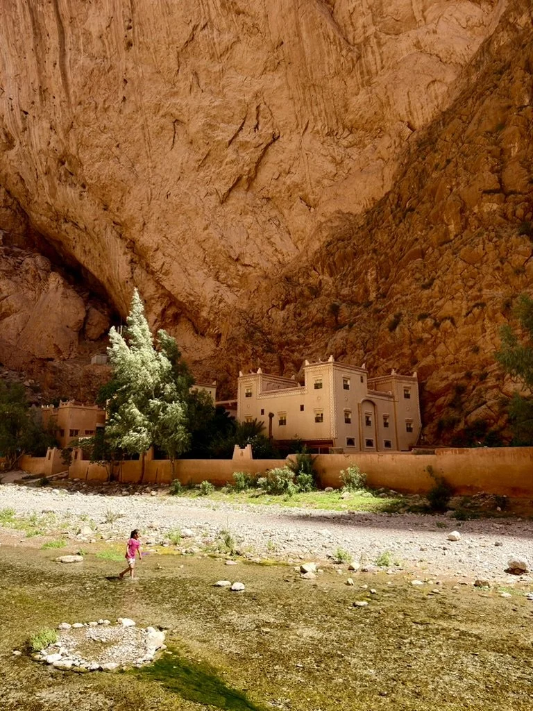 Eine Kasbah am Fuss der Felswand