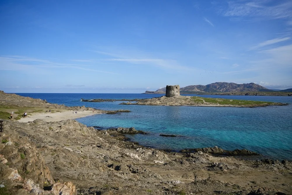 Die Torre della Pelosa und das türkise Wasser