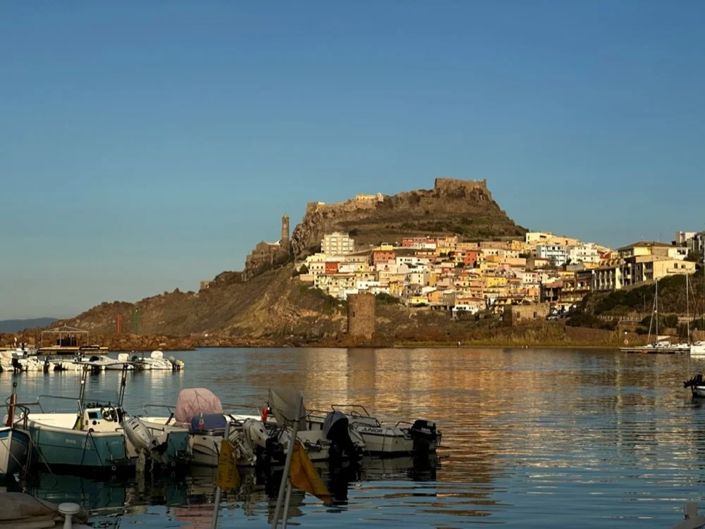 Castelsardo am Abend, darüber die Burg
