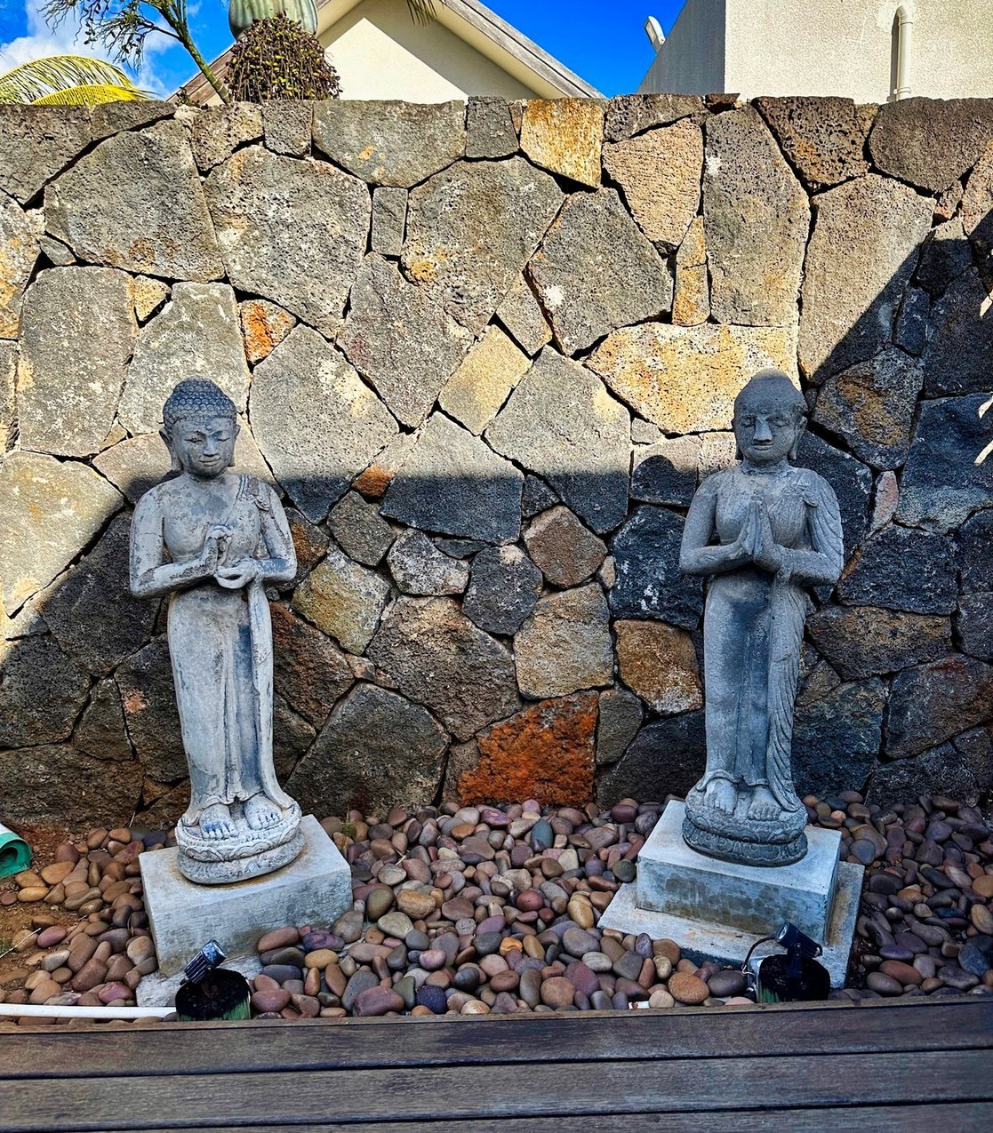 Zwei Figuren am Eingang