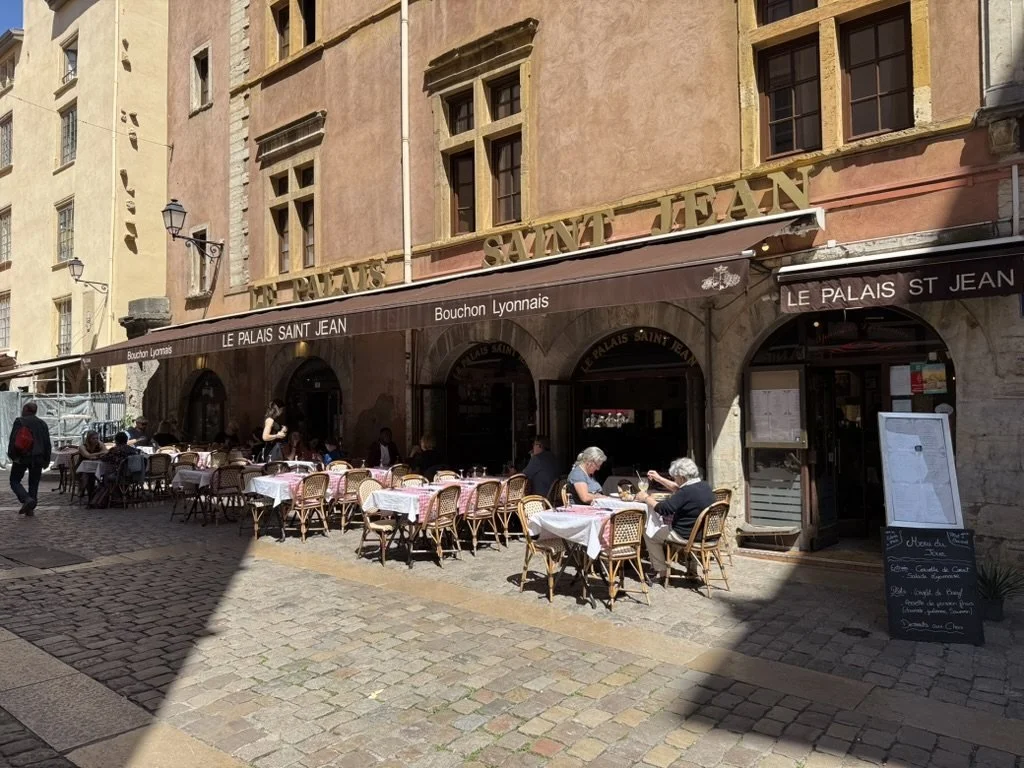 Terrasse vor dem Palais Saint-Jean, einem Bouchon Lyonnais
