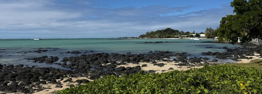 Grand Gaube · schwarze Lava bei Ebbe