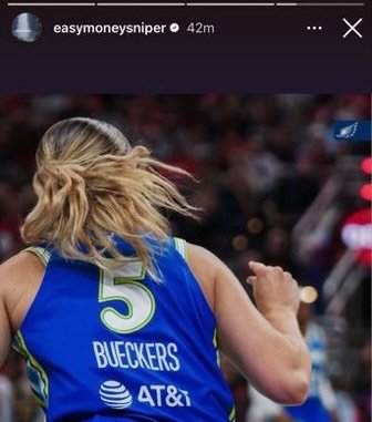 @easymoneysniper 🫱🏾&zwj;🫲🏼 @paigebueckers 

TOO SMALL 🤏🏾 KD showing his support of Paige&rsquo;s &ldquo;Too Small&rdquo; taunt.

Looks familiar.