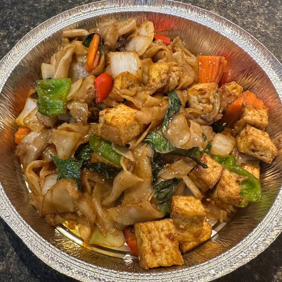 Drunken Noodles with tofu #thaifood #thai #tofu #vegetarian #vegetarianfood #wilkesbarrefood #pittstonfood #neparestaurants nepafood #doordash #grubhub #authenticfood #drunkennoodles #noodles #padthai #foodnearme #foodblogger
