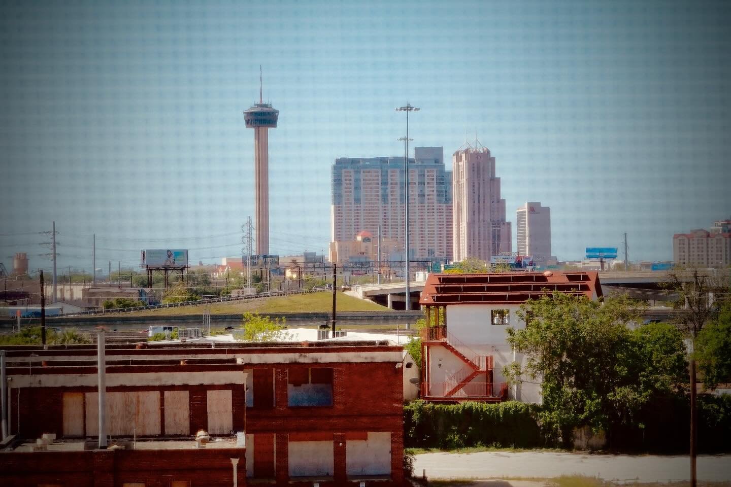 EAST SIDE X DOWNTOWN SA , April 2025 | San Antonio, Texas
๐ธ: @dallanacamargo
#photography #photooftheday #sanantonio #texas #downtownphotography #towerofamericas #streetphotography #sonyzv1 #sonyzv1photography