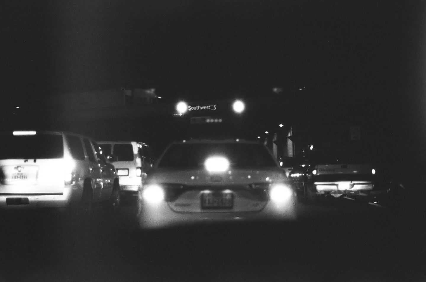 SOUTHWEST, Nov 2024 | Houston,Texas 

📸: @dallanacamargo 

#film #filmphotography #blackandwhitefilmphotography #blackandwhitephotography #houston #southwesthouston #minoltaxd11 #minoltaxd11photography #traffic