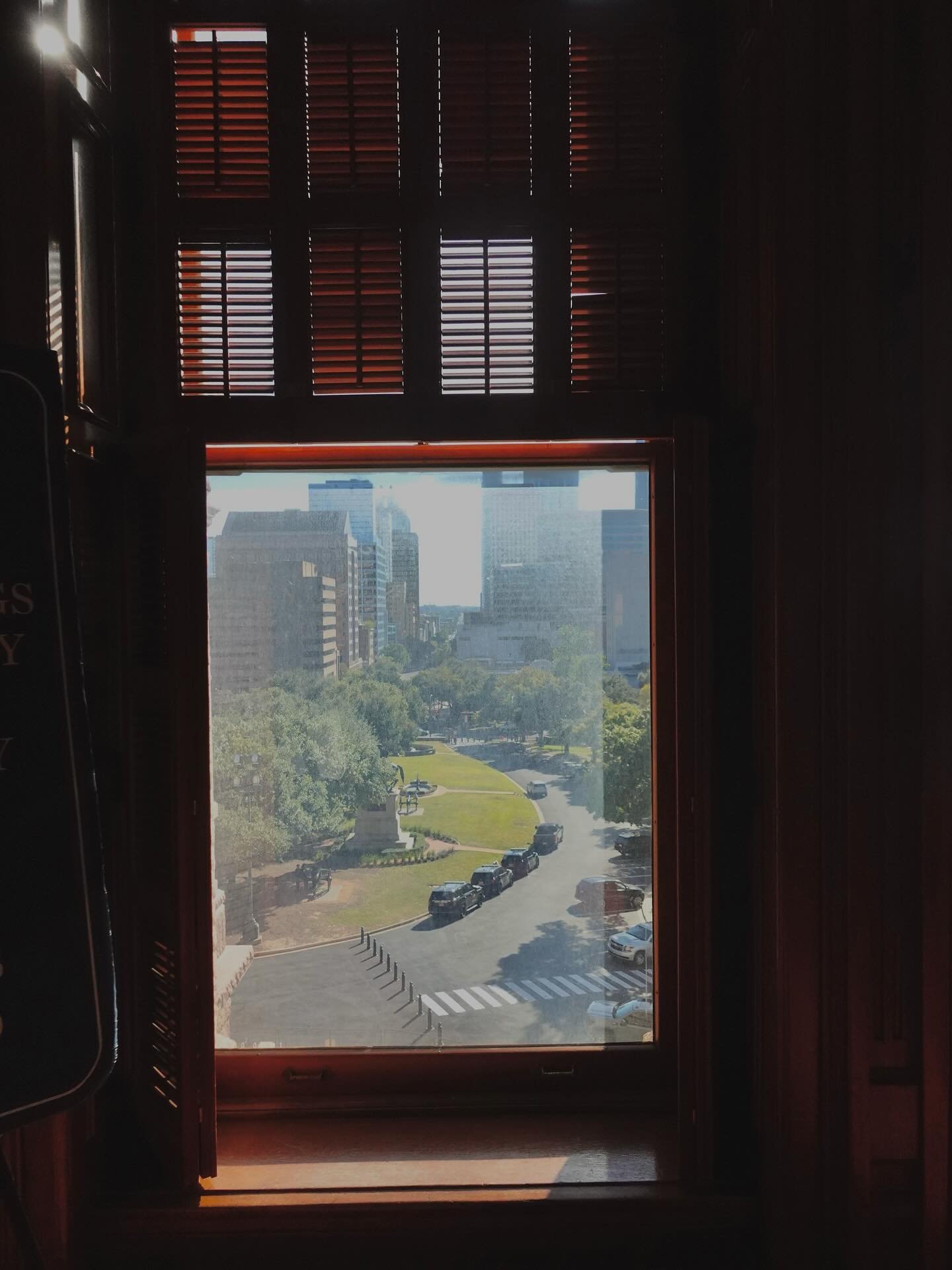 CAPITOL WINDOW SHOT, November 2025 | Austin, Texas

📸: @dallanacamargo 

#texascapitol #texascapitolphotography #photography #photooftheday #sonyzv1 #sonyzv1photography