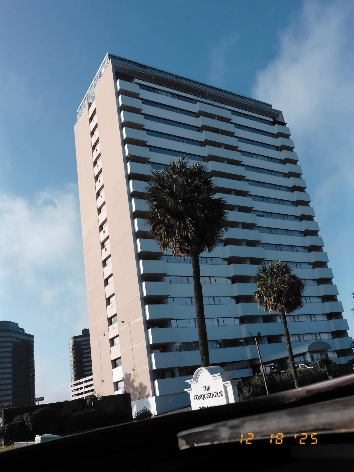 EL CONQUISTADOR, December 2025 | Houston, Texas

📸: @dallanacamargo 

#photooftheday #photography #fujifilmxhalf #xhalf #fujifilmxhalfphotography #houston #sharpstown #streetphotography