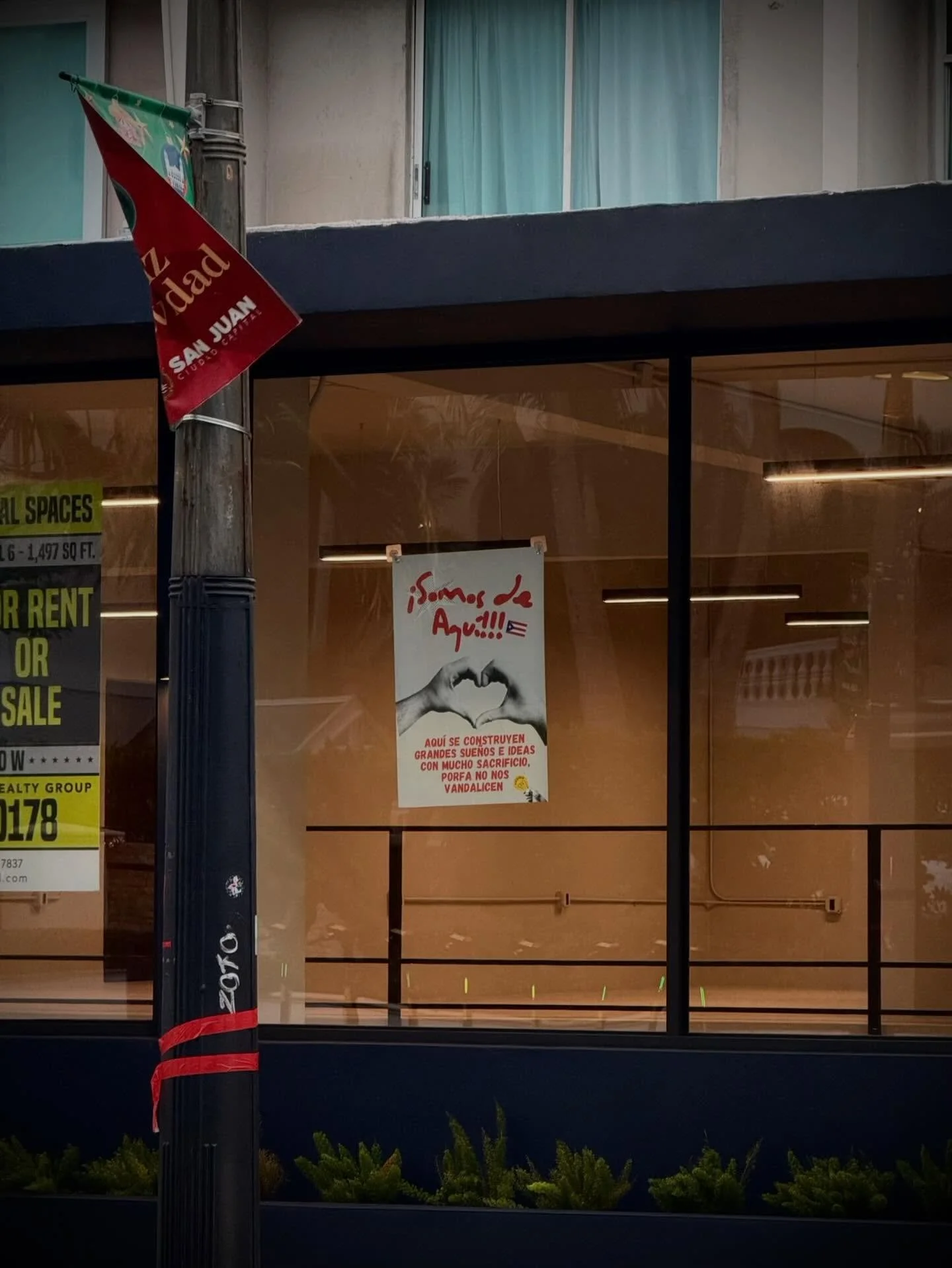 SOMOS DE AQU&Iacute;!, December 2025 | Condado, San Juan, Puerto Rico

📸: @dallanacamargo 

#condado #puertorico #photography #photoofday #sonyzv1 #sonyzv1photography