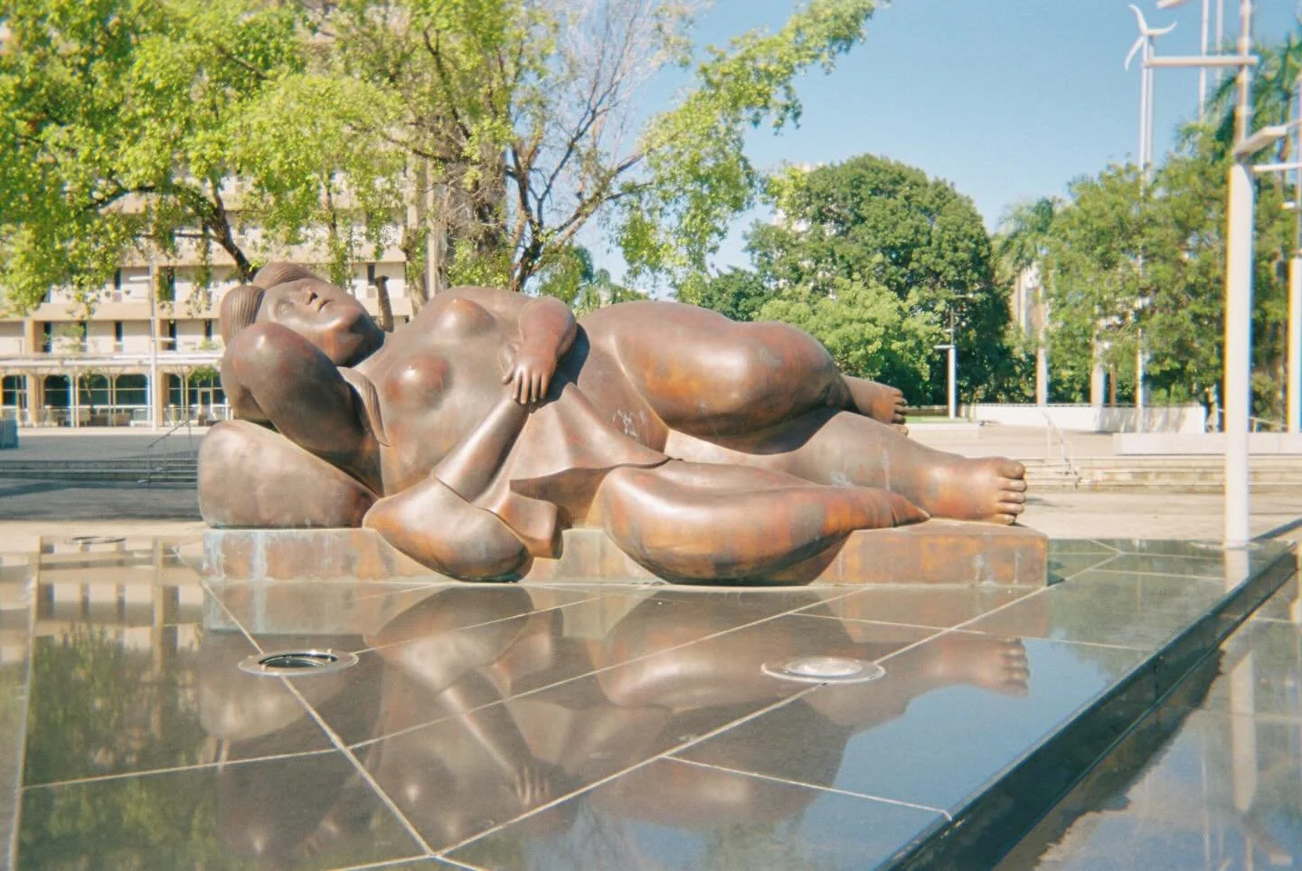 MUJER RECLINADA DE BOTERO EN PR, December 2025 | San Juan, Puerto Rico 

📸: @dallanacamargo 

#fujifilmdisposable #disposablecamera #photography #photooftheday #botero #boteroesculturas #puertorico