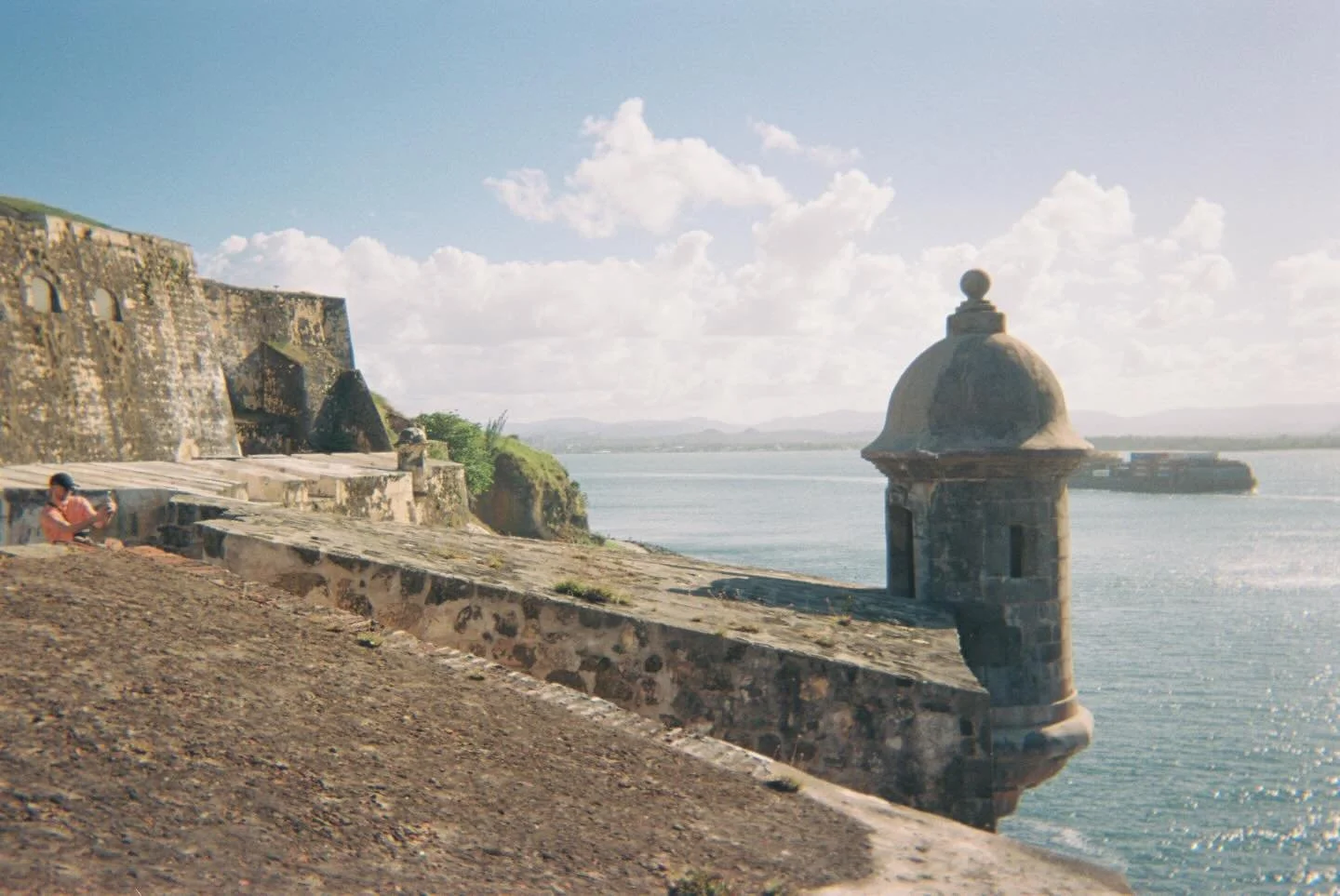 POR EL MORRO, December 2025 | Viejo San Juan, Puerto Rico

📸: @dallanacamargo 

#photooftheday #photography #fujifilmdisposable #puertorico #viejosanjuan #disposablecameraphotography