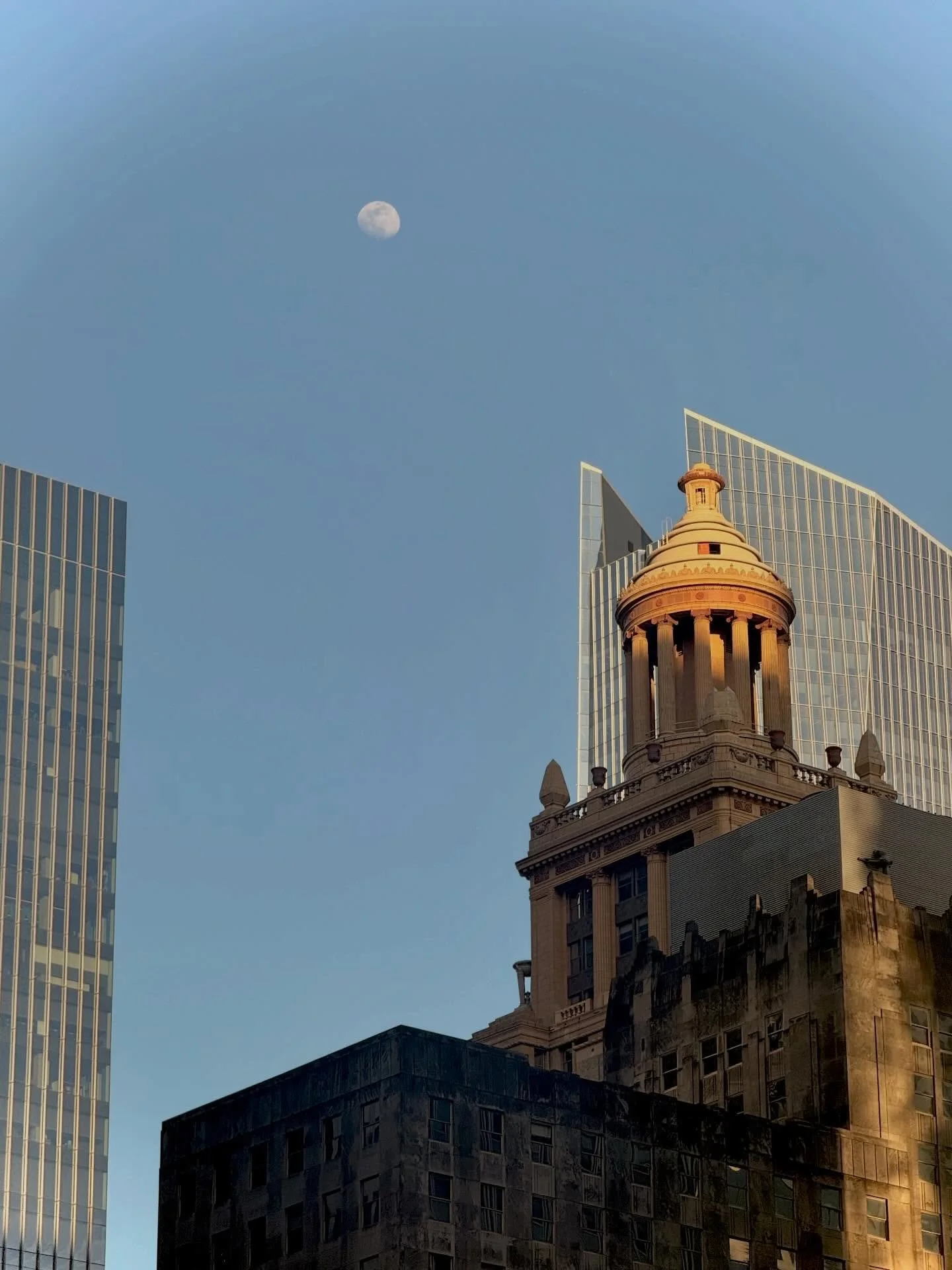 LUNITA DE D&Iacute;A POR DOWNTOWN, January 2026 | Houston, Texas

📸: @dallanacamargo 

#photooftheday #photography #houston #iphone16prophotography