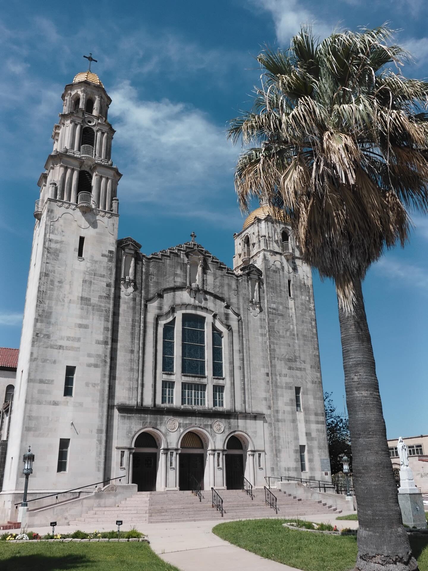 BASILICA OF THE NATIONAL SHRINE OF THE LITTLE FLOWER, March 2026 | San Antonio, Texas

📸: @dallanacamargo 

#sanantonio #basilicaofthenationalshrineofthelittleflower #photooftheday #fujifilmphotography