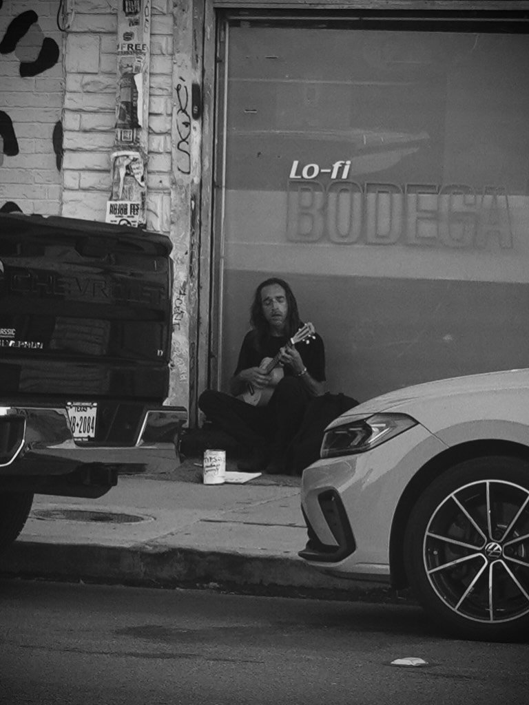 MAN PLAYING THE UKULELE ON WESTHEIMER, August 2026 | Houston, TX

📸: @dallanacamargo 

#photooftheday #streetphotography  #amazing sonya6700