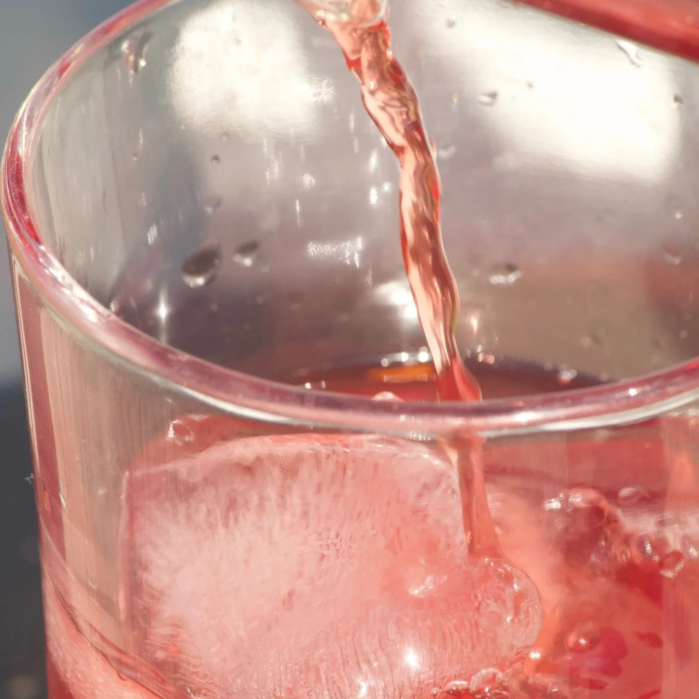 Iced to perfection: black tea, hibiscus, blueberries &amp; strawberries dancing in your glass. 🧊🍓🫐