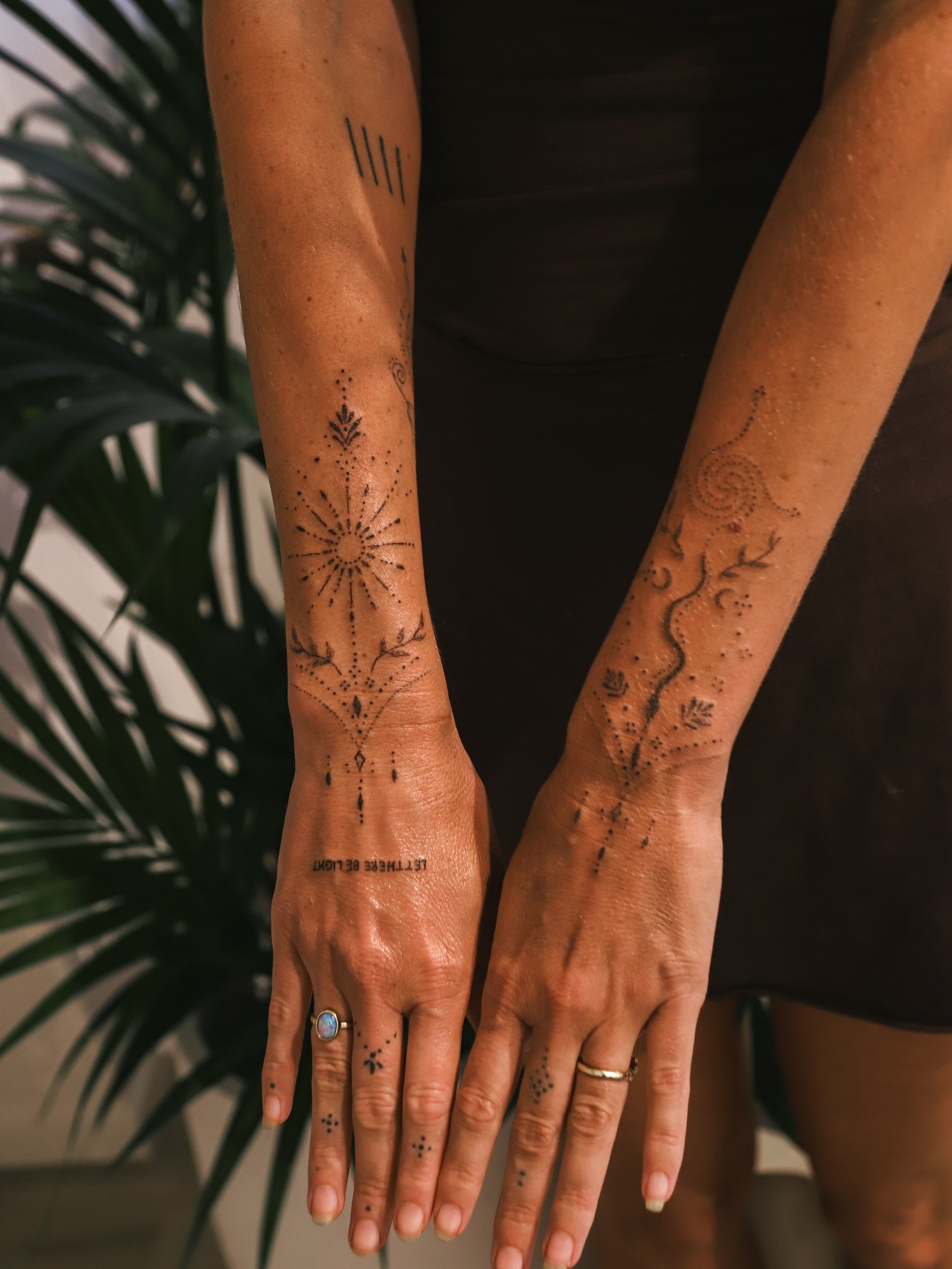 Thank you Jinti for trusting me with these totemic hand adornments 🌿🌞🐍🌙✨~ sun, moon, and serpent weaving through sacred spirals and patterns. Symbols of vitality, intuition, and transformation. A place where energy flows and pulses with life. 

T