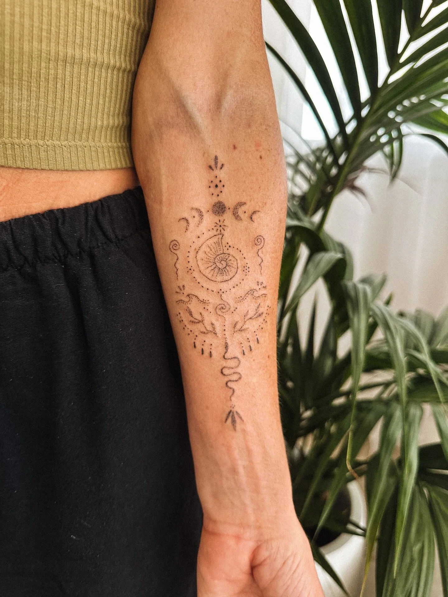 Thank you so much Brook for trusting me with these beautiful hand poked apieces! Featuring healed humpback whales done a few months back 🐋🐚✨ loved creating these custom markings for you 🤎 @brookamber__