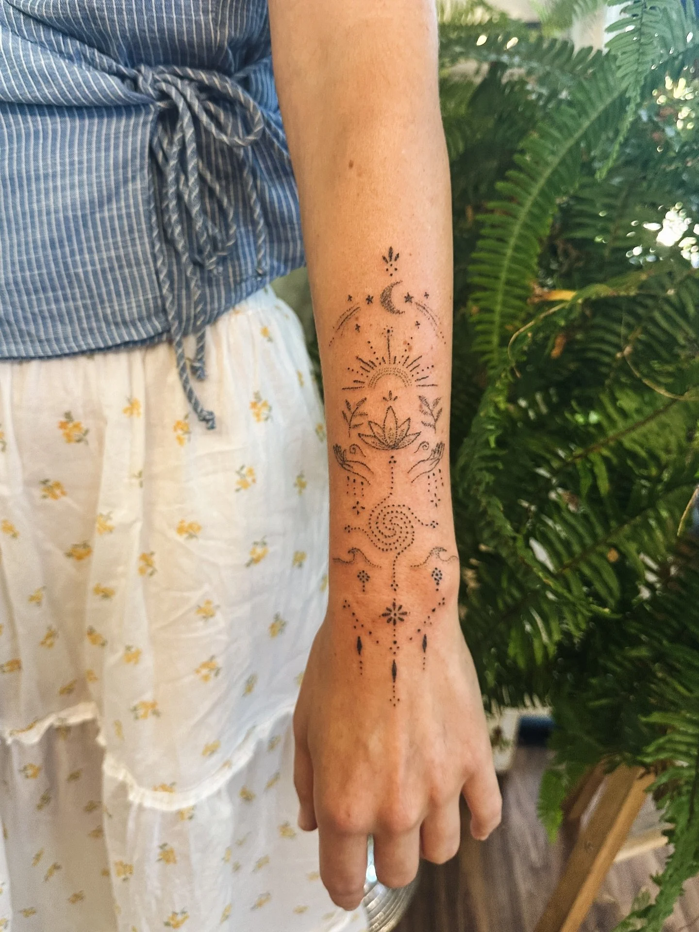 So grateful for Jess for choosing me to bring her vision to life. An honour for a loved one, every element intentional and weaving in the symbolism and stories she wants to hold close ✨🌊🤍 @jess._lauren