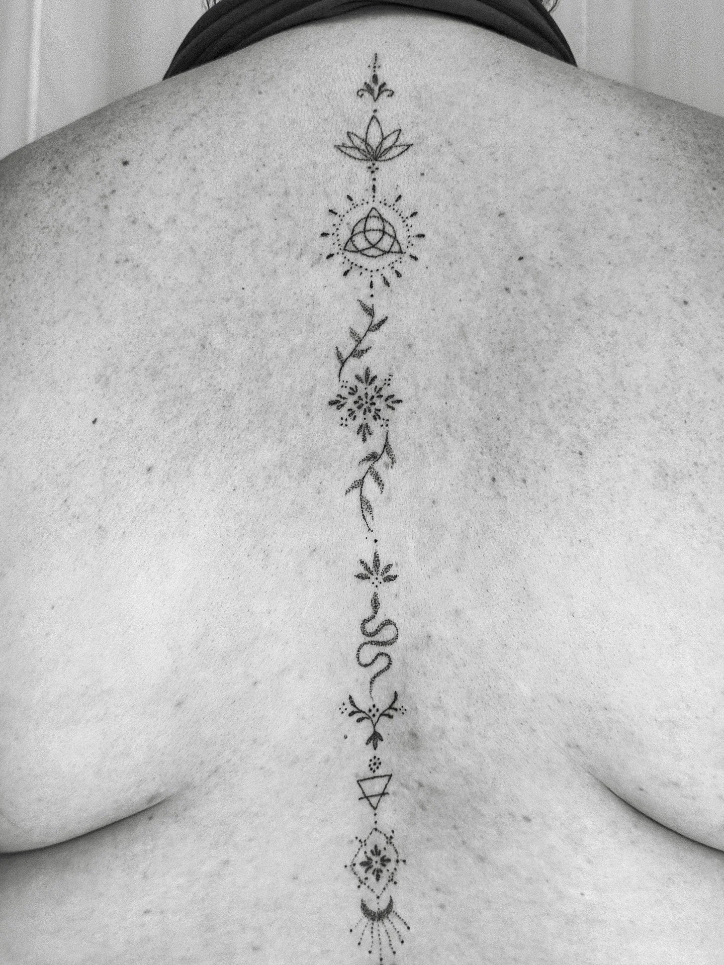 An intentional marking down the body&rsquo;s sacred channel ~ an intuitive ornamental spine piece for Helen ✨ featuring symbols of protection, strength and empowerment. 

Marking the spinal column is deeply symbolic and potent ~ it&rsquo;s one of the