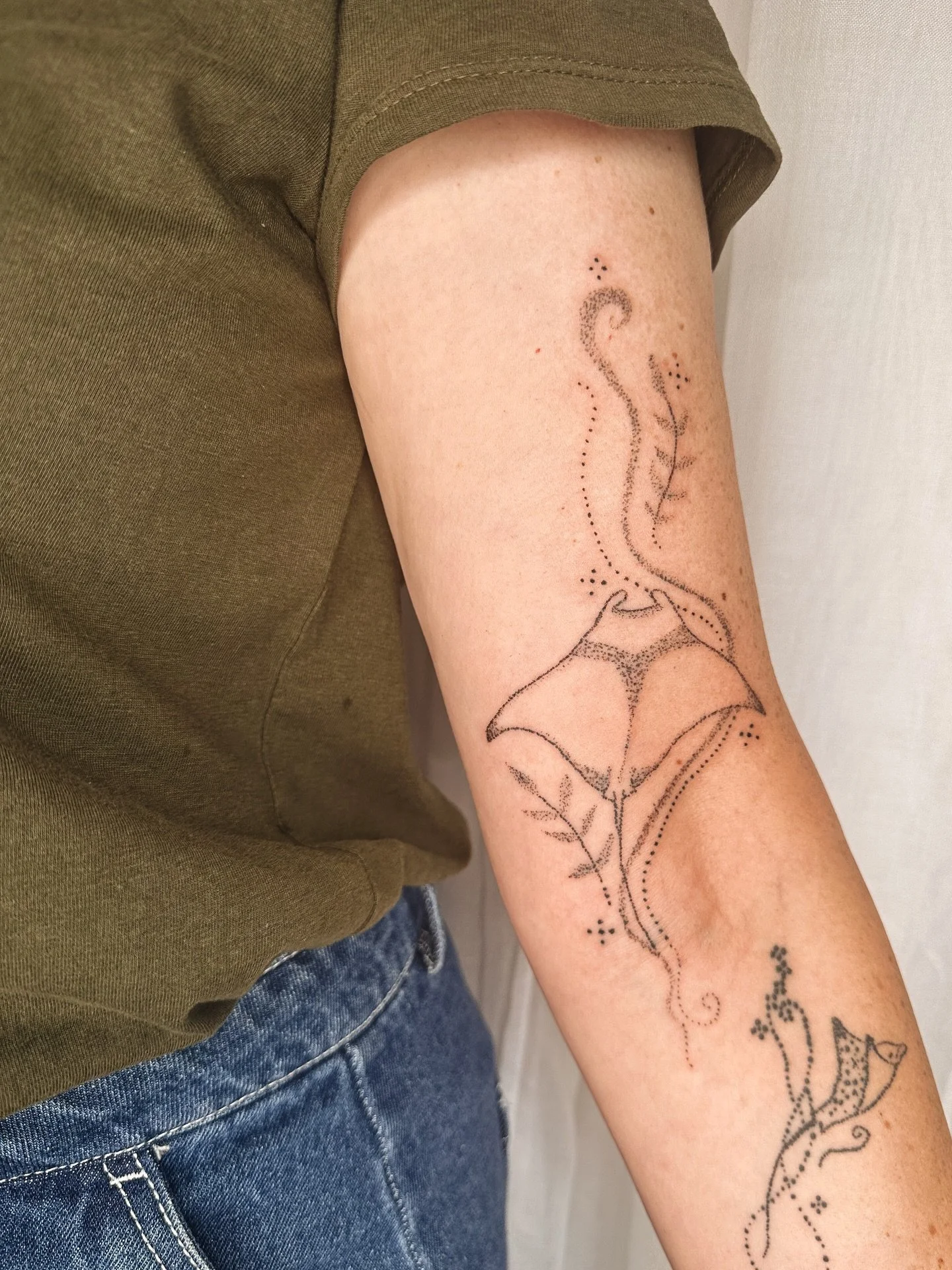 Thank you Jane for adding this manta ray to your ocean collection! Healed eagle ray flow from me done a couple months back🩵🌊 @janeexploresaus 

More ocean flow tattoos please! Link in bio or send me a message if you&rsquo;re interested in an ocean 