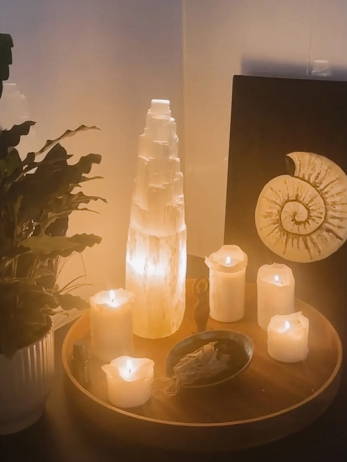 The new studio space is slowly coming together and it feels really special&hellip;✨

There&rsquo;s an altar in the room filled with shells, crystals, candles and little pieces of the earth that hold meaning to me. It creates a calm, grounded space wh