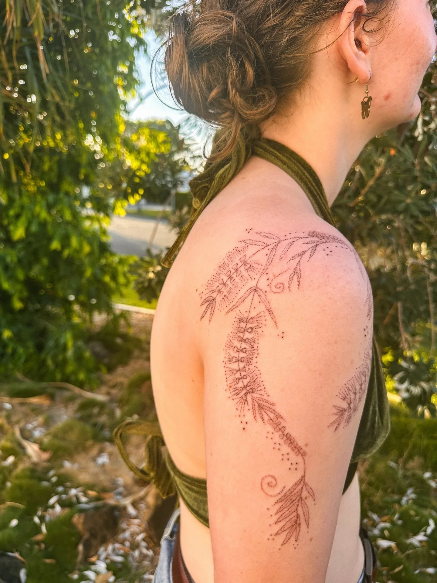 Thank you Skyla for trusting me with your 4th tattoo from me! 🥹 This one was inspired by her love for the native bottlebrushes and honouring her sisters and the memories of her childhood 🌸 This one done in brown ink also! 🤎🌿✨🌀