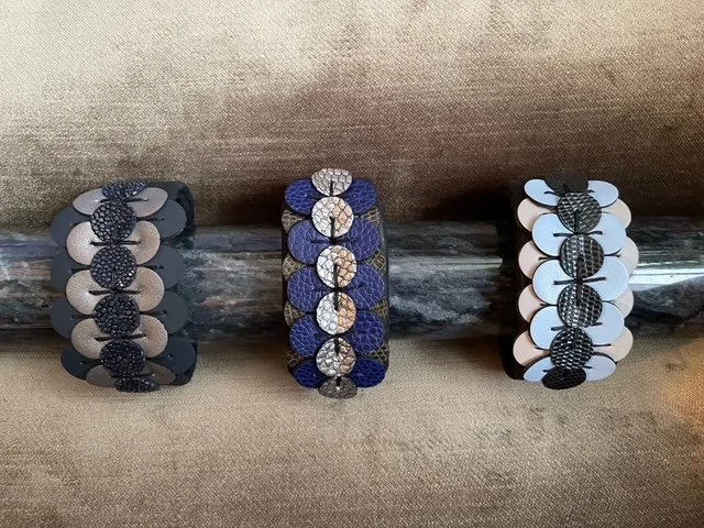 bracelet bleu clair et noir 3 .JPG