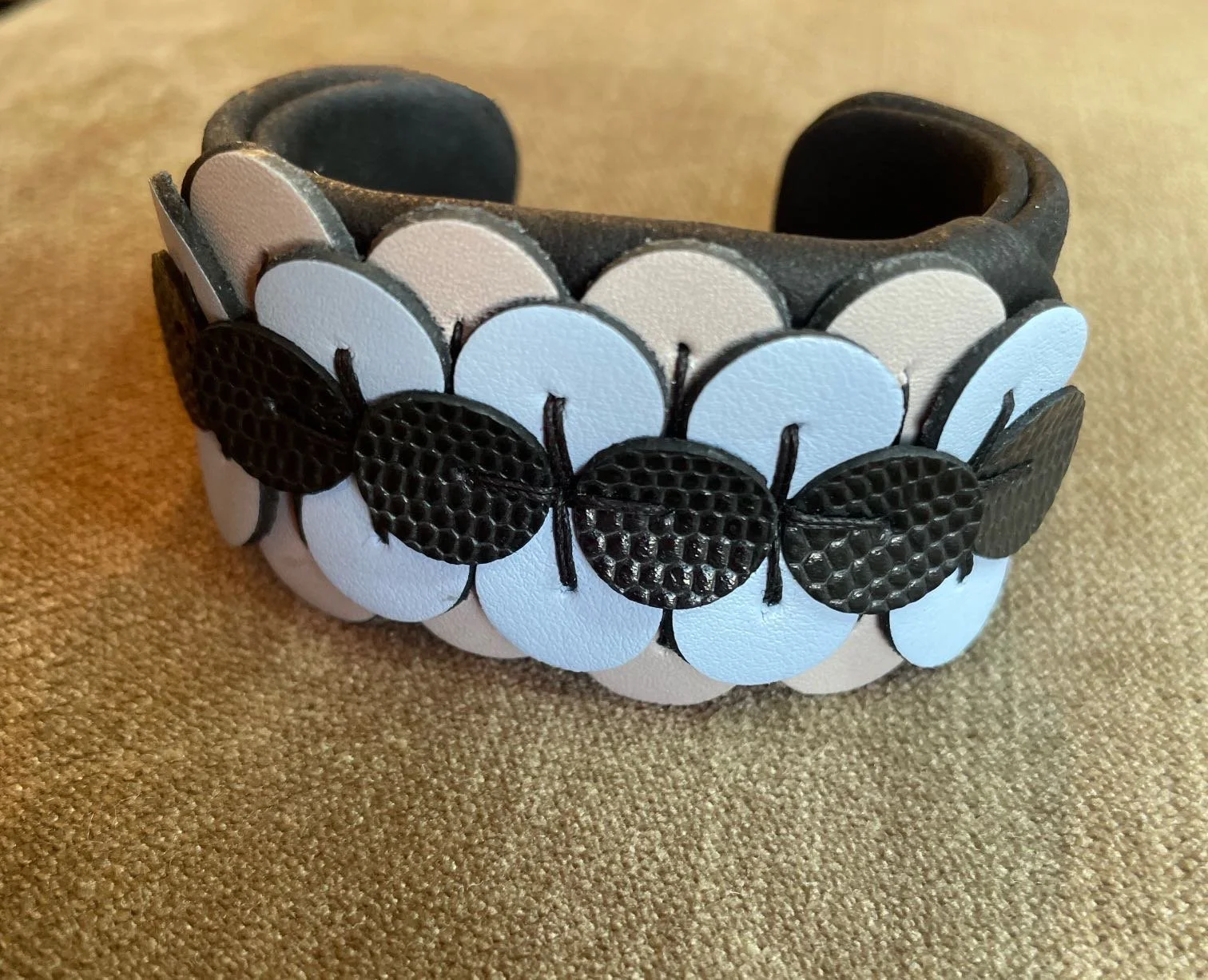 bracelet bleu clair et noir 2 .JPG