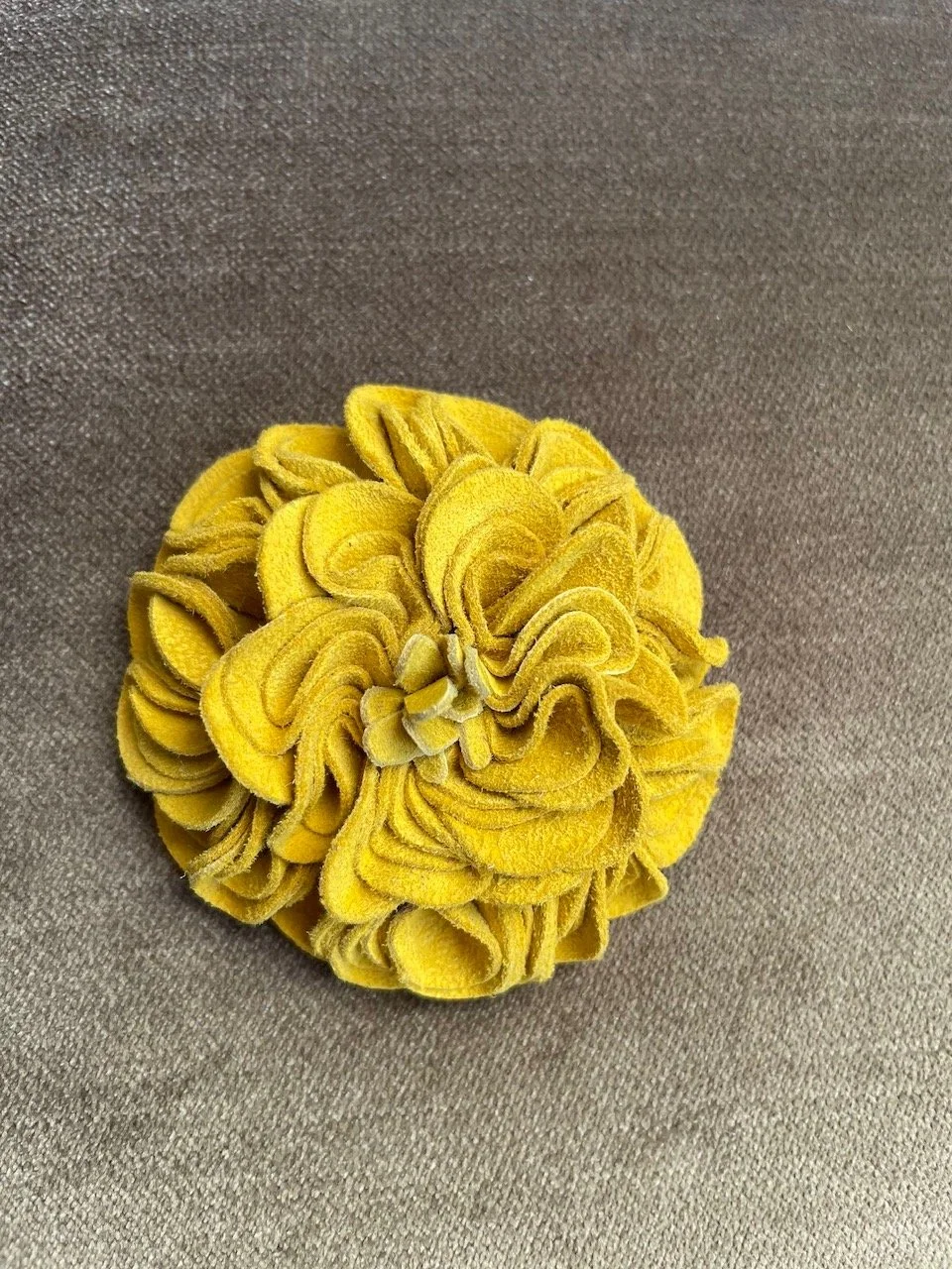 broche petals pliés jaune 01.JPG