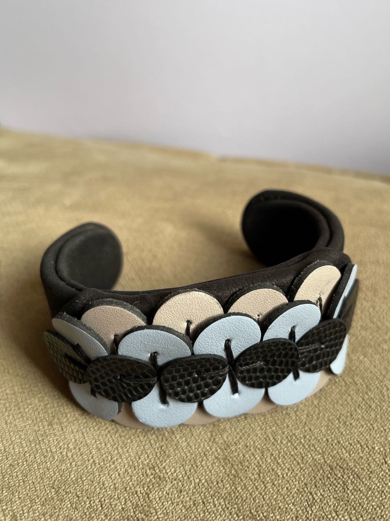 bracelet bleu clair et noir .JPG