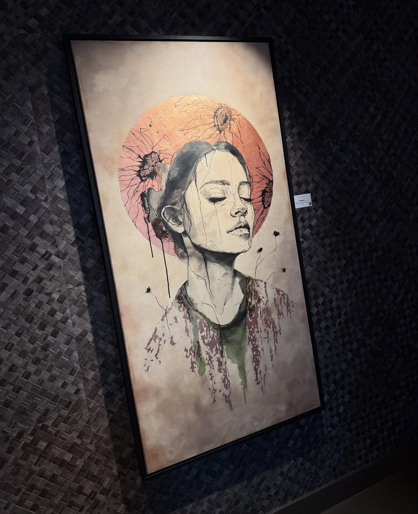 Girasole. 

The sunlight brushes the skin like a forgotten memory, stirring a silent euphoria that rises without reason. In its golden hush, the self dissolves, weightless, woven into the shimmer of being.

#originalartwork #interiorstyling #expressi