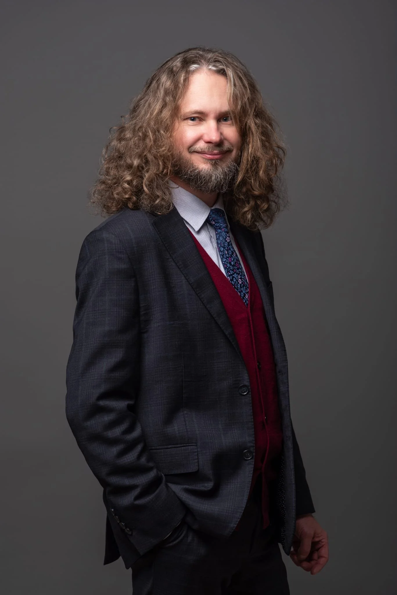 Robert Ignatiuk w garniturze i wzorzystym krawacie, portret na szarym tle. General Counsel w ESGALL.COM, ekspert z doświadczeniem w branży energetycznej i oświatowej.
