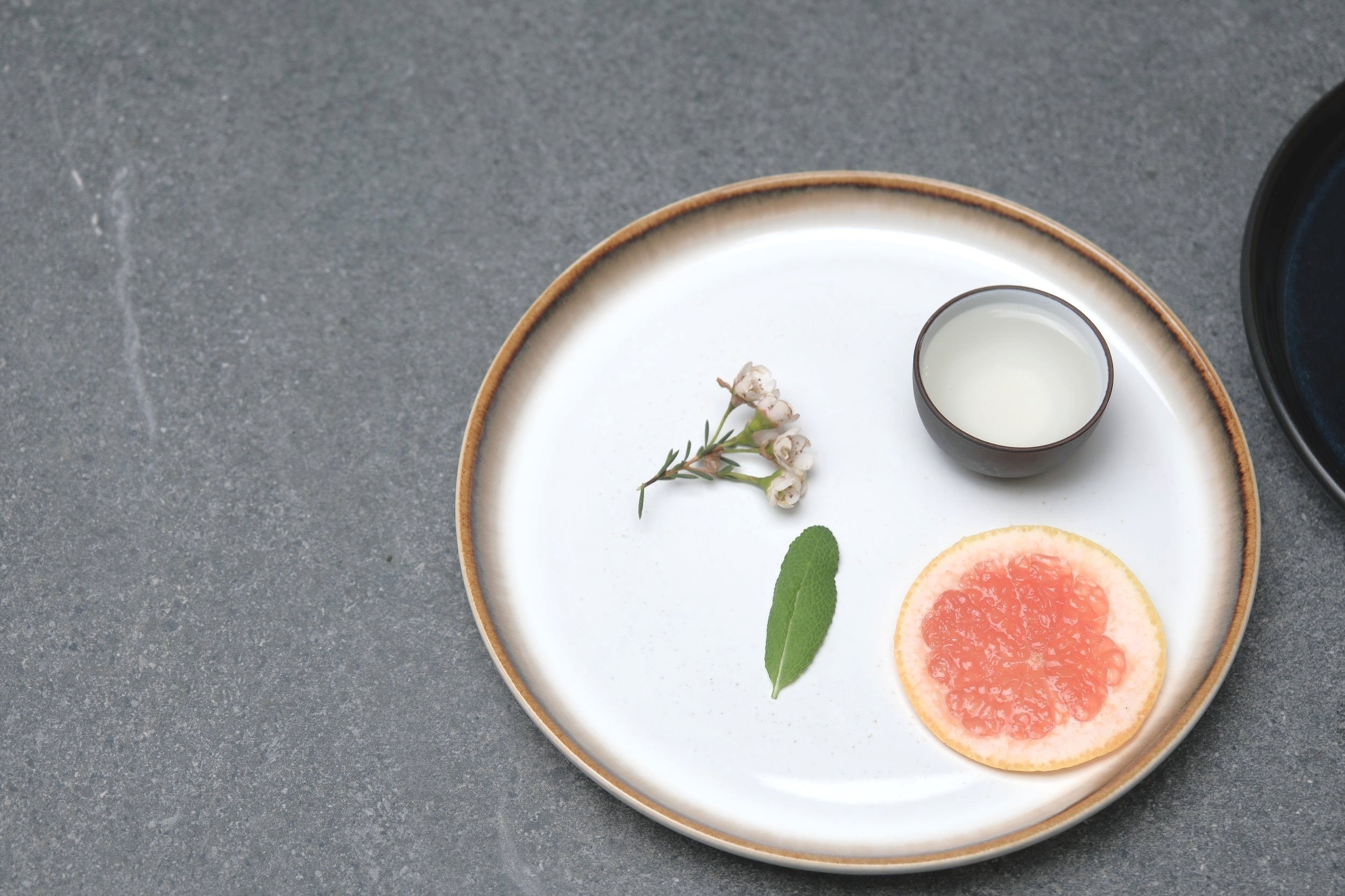 Aroma av aromatiske urter, frukt og hvite blomster. Smaksnoter av salvie, grapefrukt og hylleblomst. Kort og mild ettersmak.