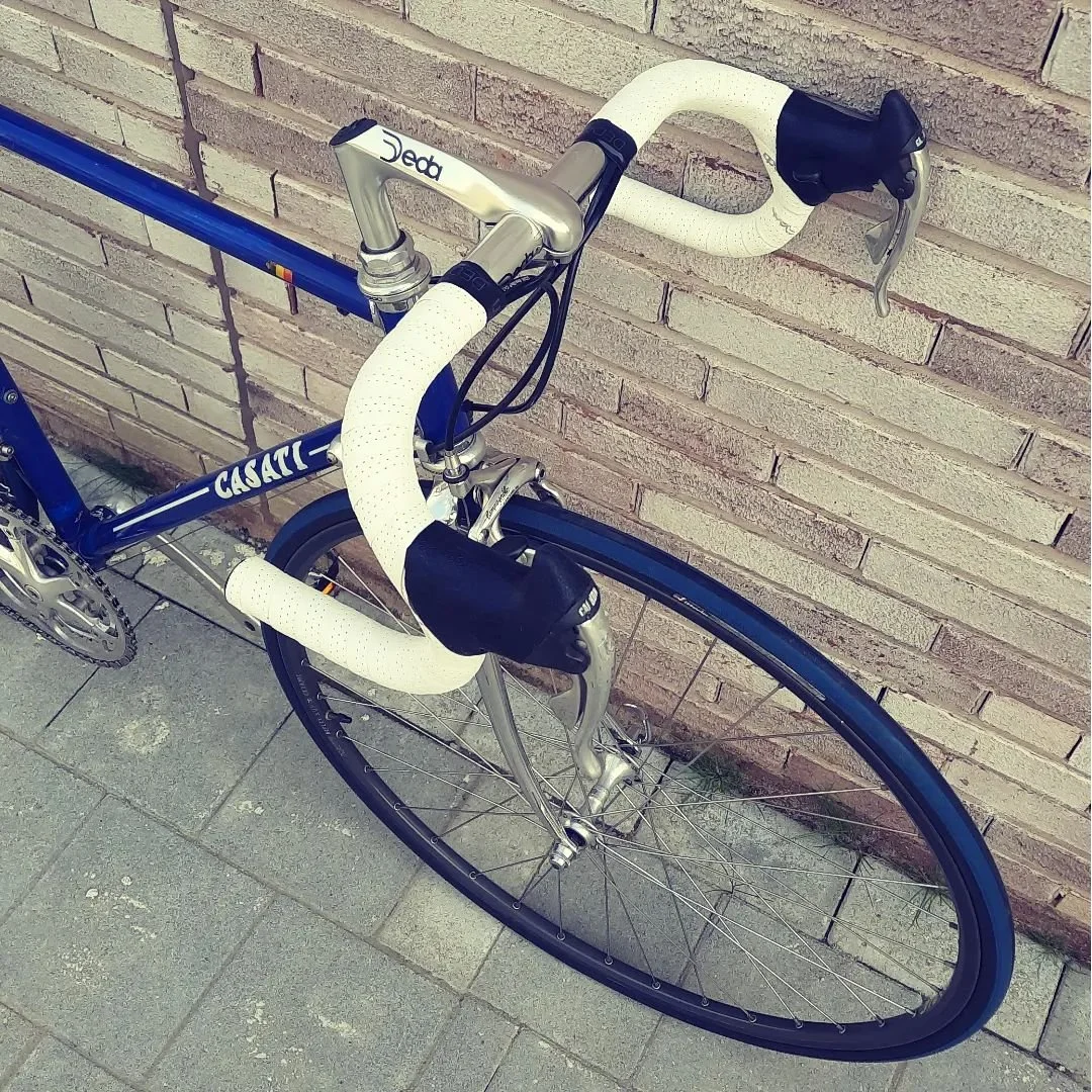 Bella Ciao! Opwaardering van deze oude Casati koersfiets 🇮🇹. In de geschiedenis duiken van het merk, oude onderdelen opzoeken, esthetische keuzes overleggen,... Plezier om aan te werken. Merci Tim, voor deze job! 🤌
.
.
.
#casati #campagnolo #campa