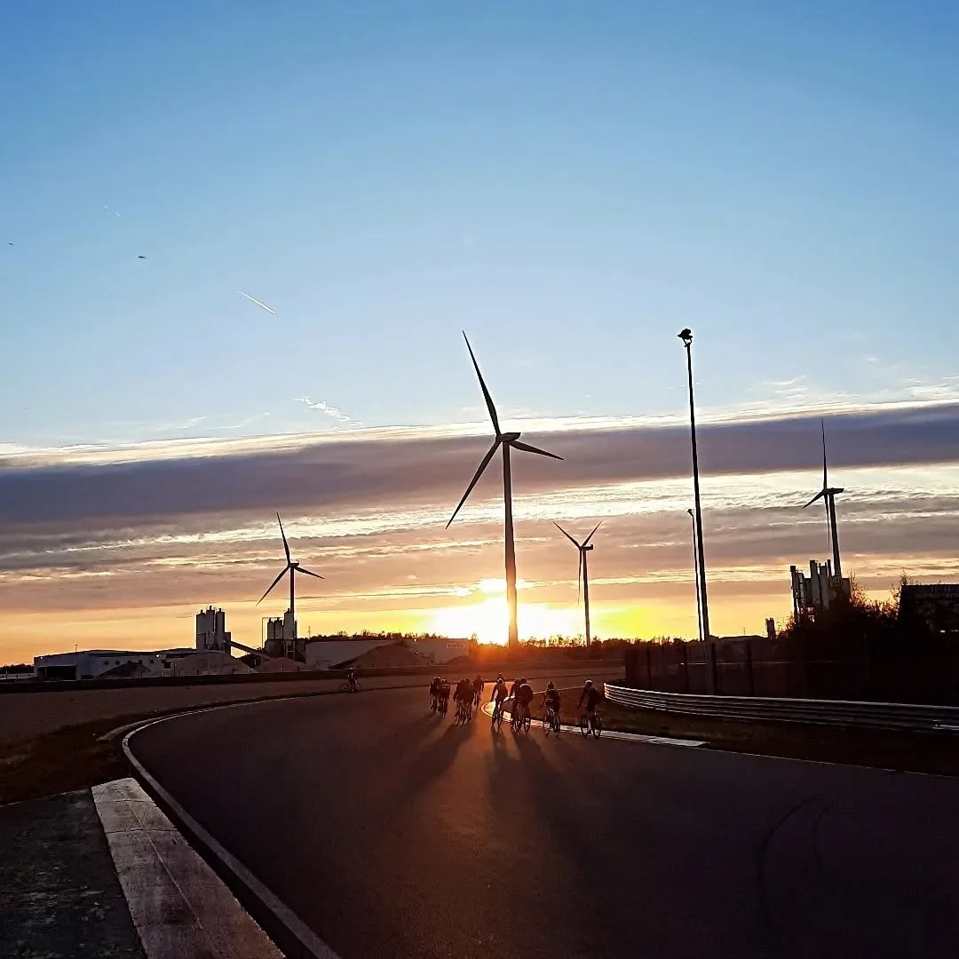 Het dichtst dat ik ooit bij een echte koers ga geraken, en dat is ok&eacute;. 😃 Super leuk om te gaan 'koersen' op het circuit van Zolder! Als ge eens een hoog gemiddelde wilt... 😉
.
.
.
#velogerardo #koers #koersen #tiskoers #circuitzolder #velo #