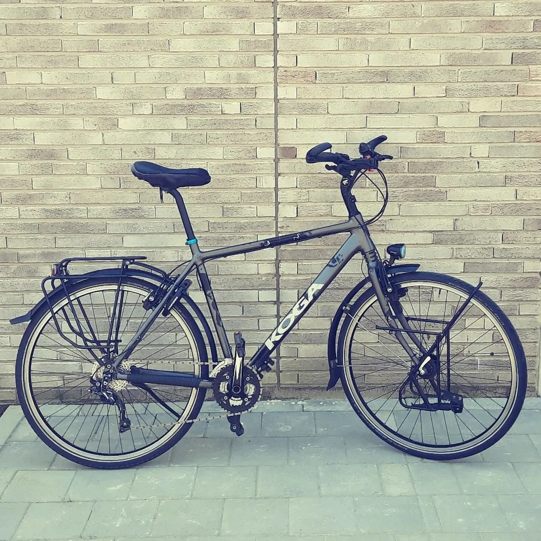 Raf gaat op fietsvakantie en heeft me gevraagd om zijn fiets klaar te maken voor vertrek. Nieuwe (gerecycleerde) kettingbeschermer, nieuwe remgrepen, remmen nazicht, een oplossing voor krakende en zakkende zadelpen, een nieuwe verbinding voor het voo