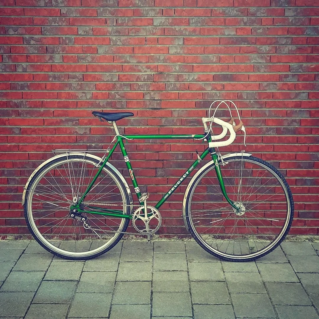 Zeer dankbaar dat ik deze Peugot mocht goed zetten! Remgrepen, remmen, ketting, derailleur, versnellingen en om het af te maken een wit stuurlint. H&eacute;&eacute;l graaf machien! 🚀💚
.
.
.
#peugot #retrobike #retrofiets #velo #v&eacute;lo #veloger