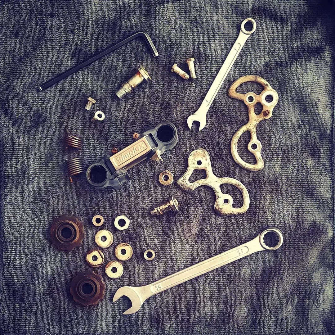 Simplex derailleur opknapbeurt voor een oude Peugot. 🇨🇵 👨&zwj;🔧
.
.
.
#fietsenmaker #fietshersteller #velogerardo #derailleur #simplex #peugotbike #fiets #retrobike #vintagebike #retrobicycle #vintagebicycle #velo #madeinfrance