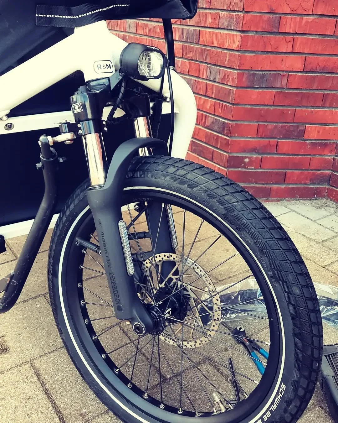 Montage van een nieuw spatbord vr deze Riese &amp; M&uuml;ller. Maatwerk: soms zweten, soms zonder al te veel  problemen. Deze keer ging het vlotjes! 👨&zwj;🔧
.
.
.
#fietsenmaker #fietshersteller #velogerardo #rieseundm&uuml;ller #spatbord #bakfiets