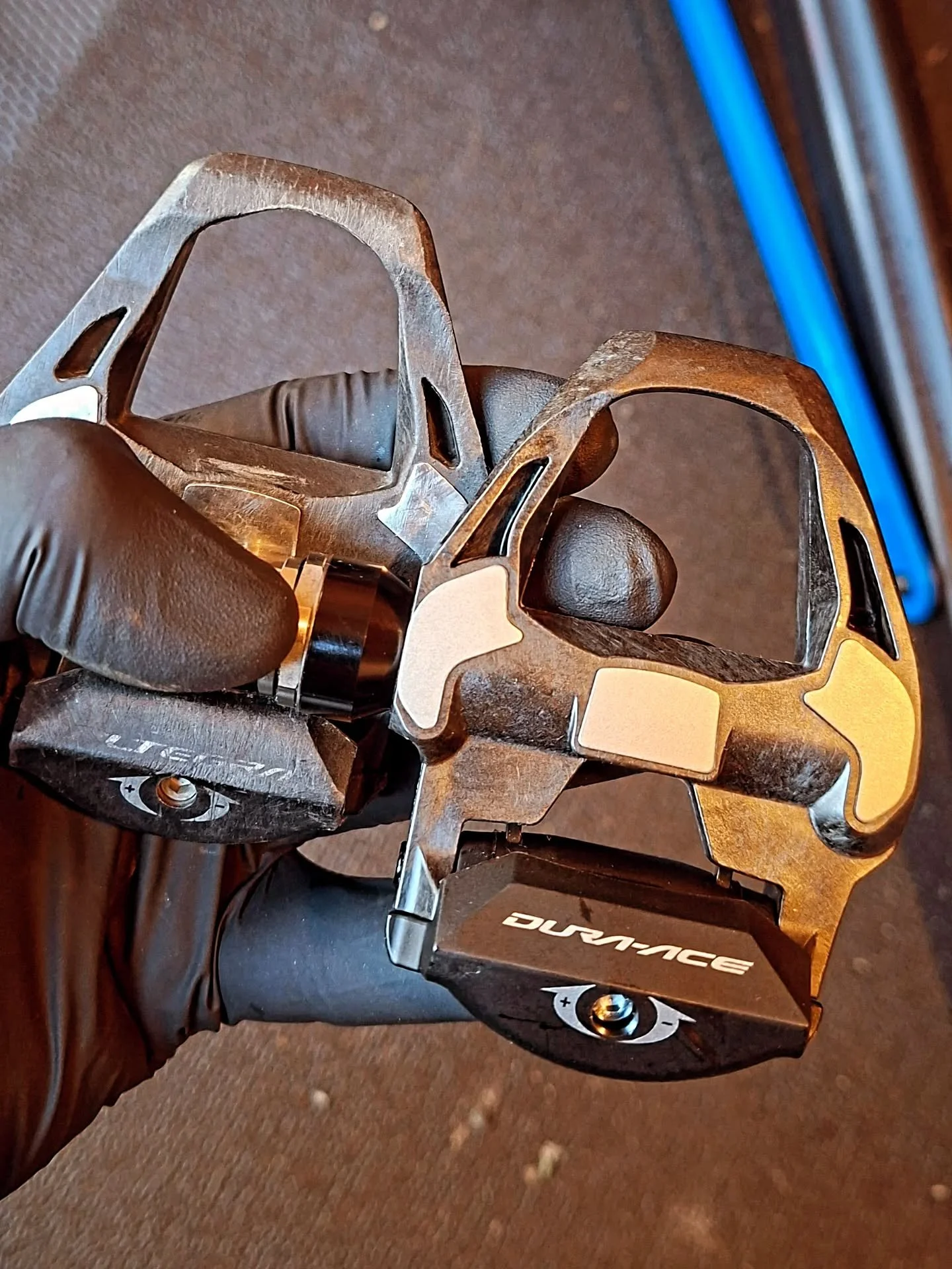 Te veel speling op je spd-sl plaatjes? Controleer dan de slijt op je pedalen. Vooral dan bovenaan, waar de bovenkant van je plaatje in past. 🤓
.
.
.
#velogerardo #fietsenmaker #bikemechanic #cycling #wielrennen