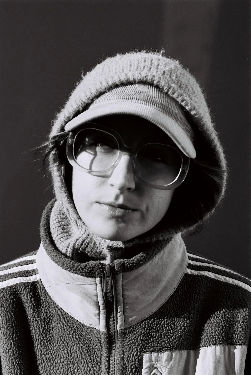 Photographie rue street portrait noir et blanc le dodger photographe photos black and white paris lunettes teintees.jpg