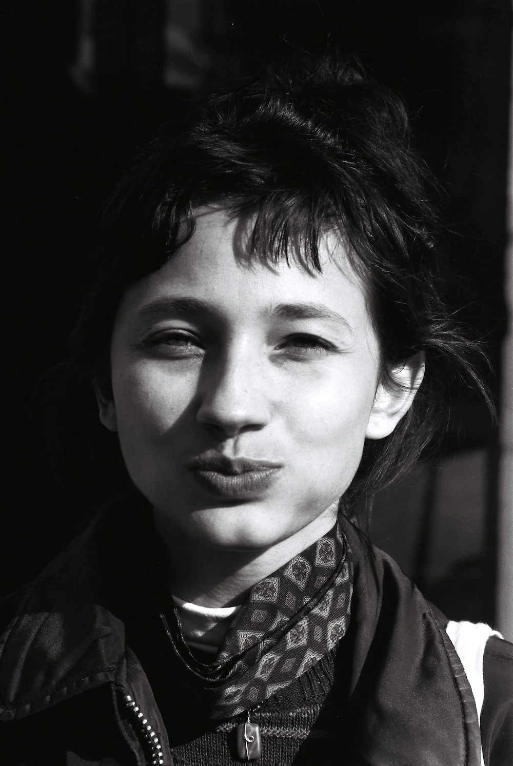 Photographie rue street portrait noir et blanc le dodger photographe photos black and white paris fille mange.jpg