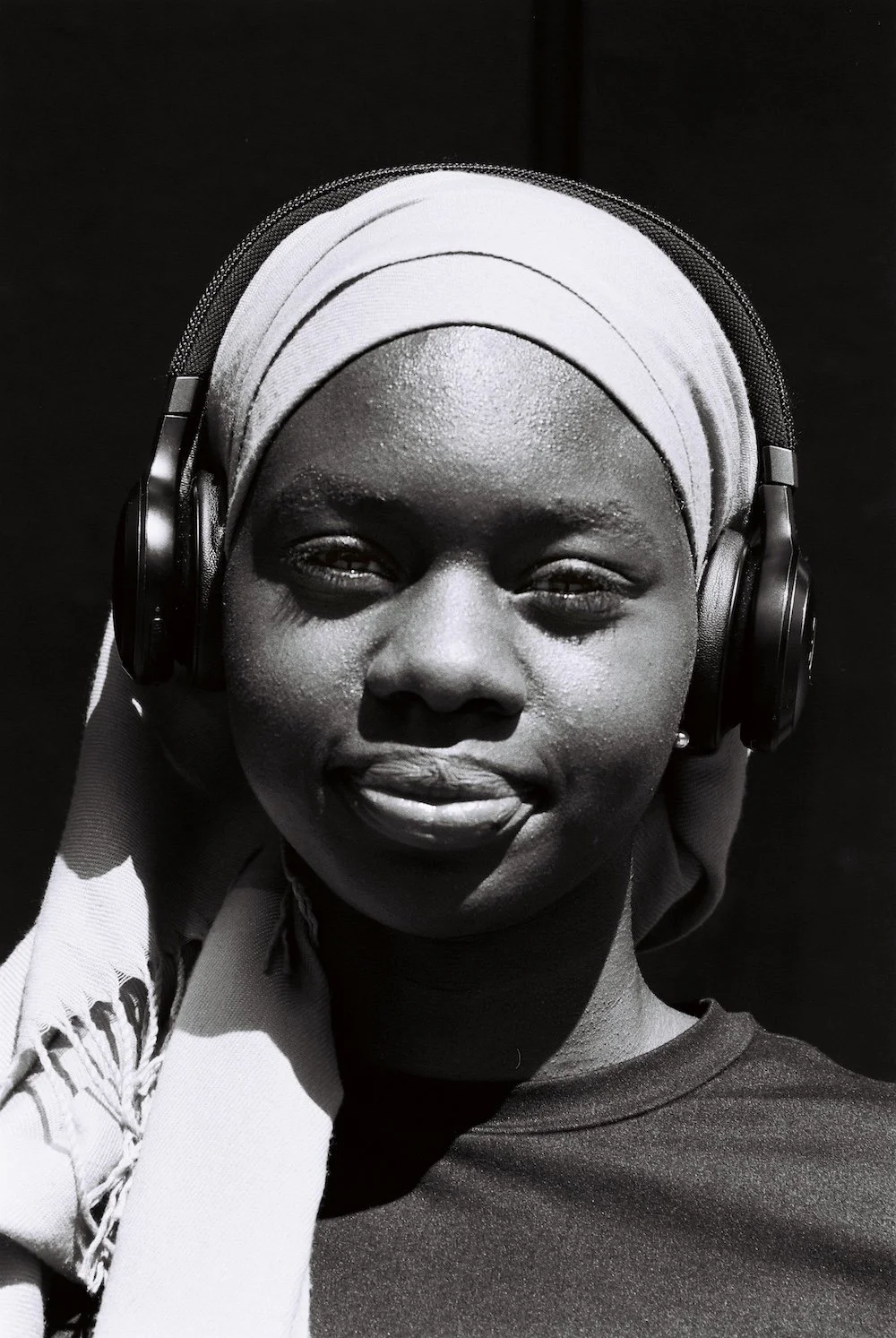 Photographie rue street portrait noir et blanc le dodger photographe photos black and white paris fille foulard.jpg