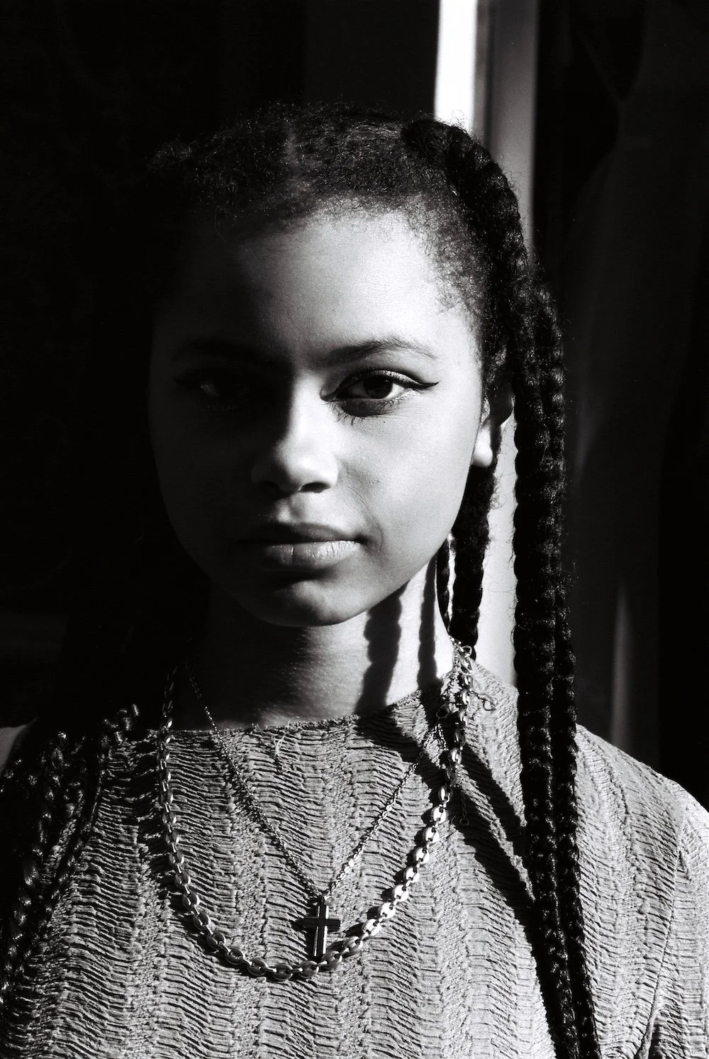 Photographie rue street portrait noir et blanc le dodger photographe photos black and white paris fille tresse clair obscur.jpg