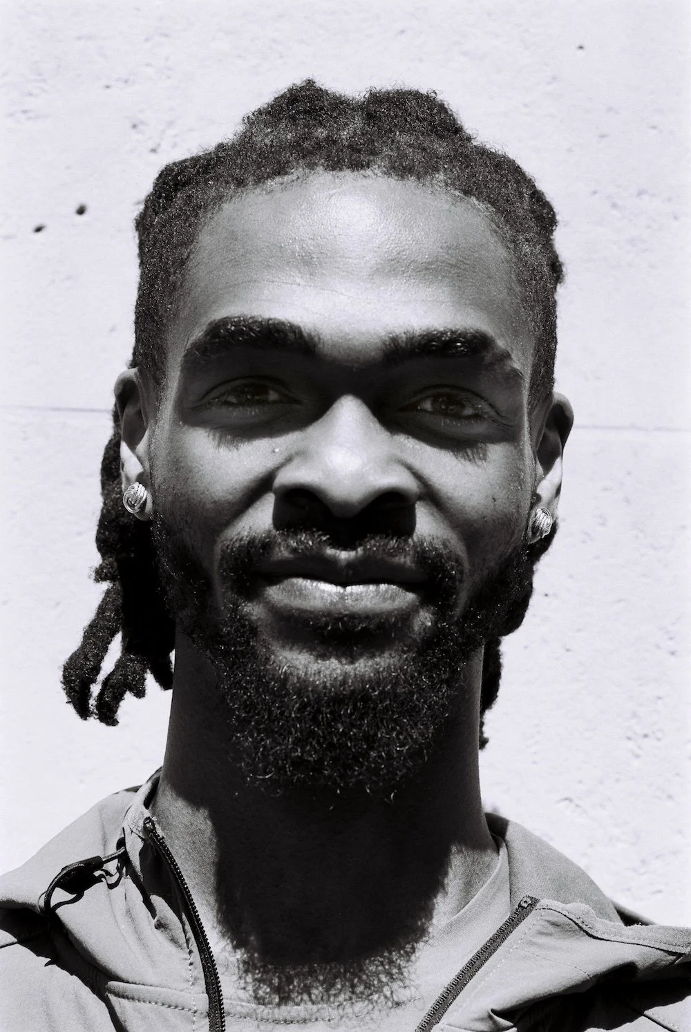 Photographie rue street portrait noir et blanc le dodger photographe photos black and white paris mec bonne tete.jpg