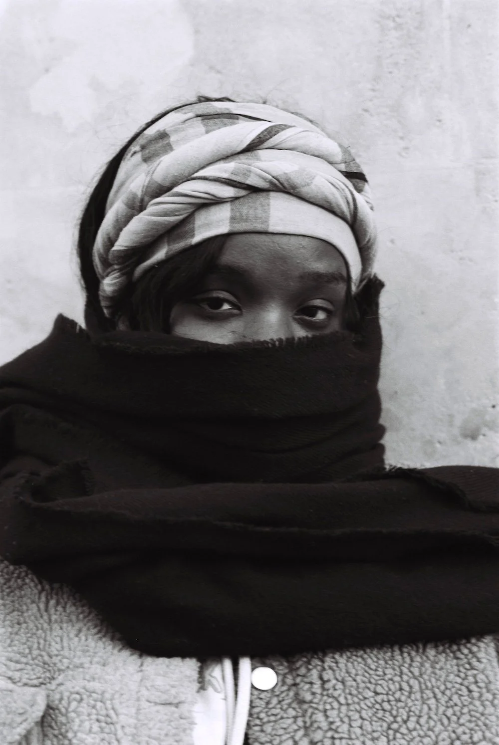 Photographie rue street portrait noir et blanc le dodger photographe photos black and white paris echarpe bandeau.jpg