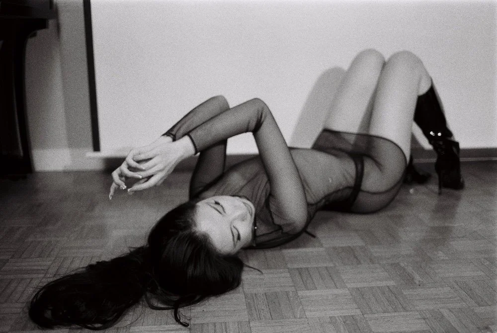 Photographie le dodger photographe photos paris Aidana allongee.jpg