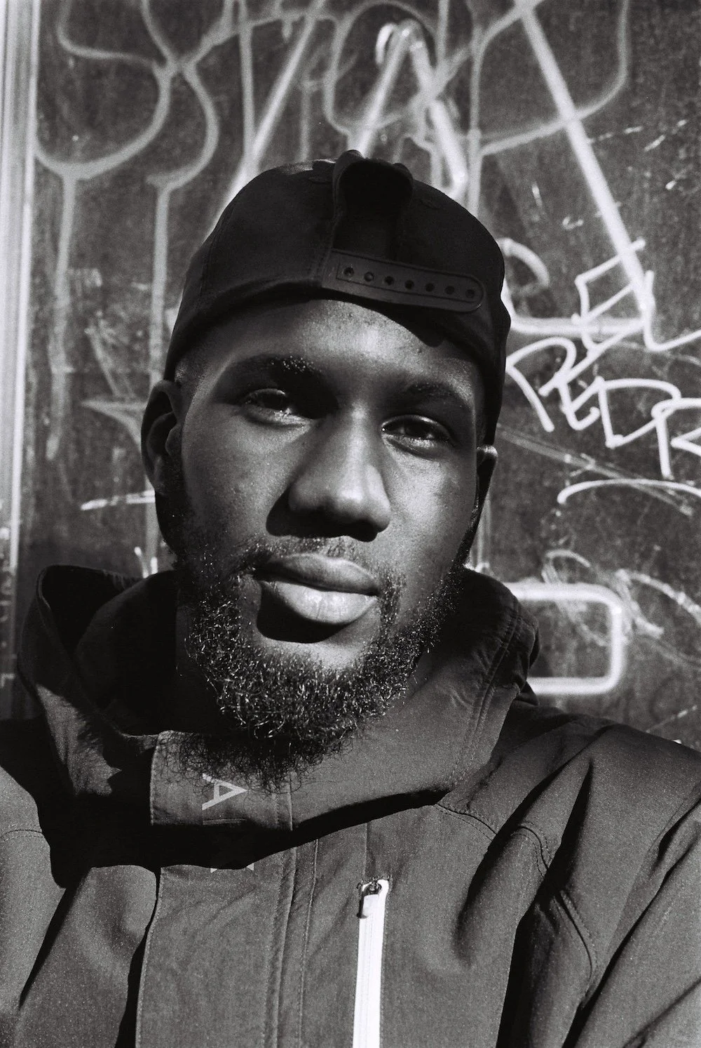 Photographie rue street portrait noir et blanc le dodger photographe photos black and white paris idrissa boxe.jpg